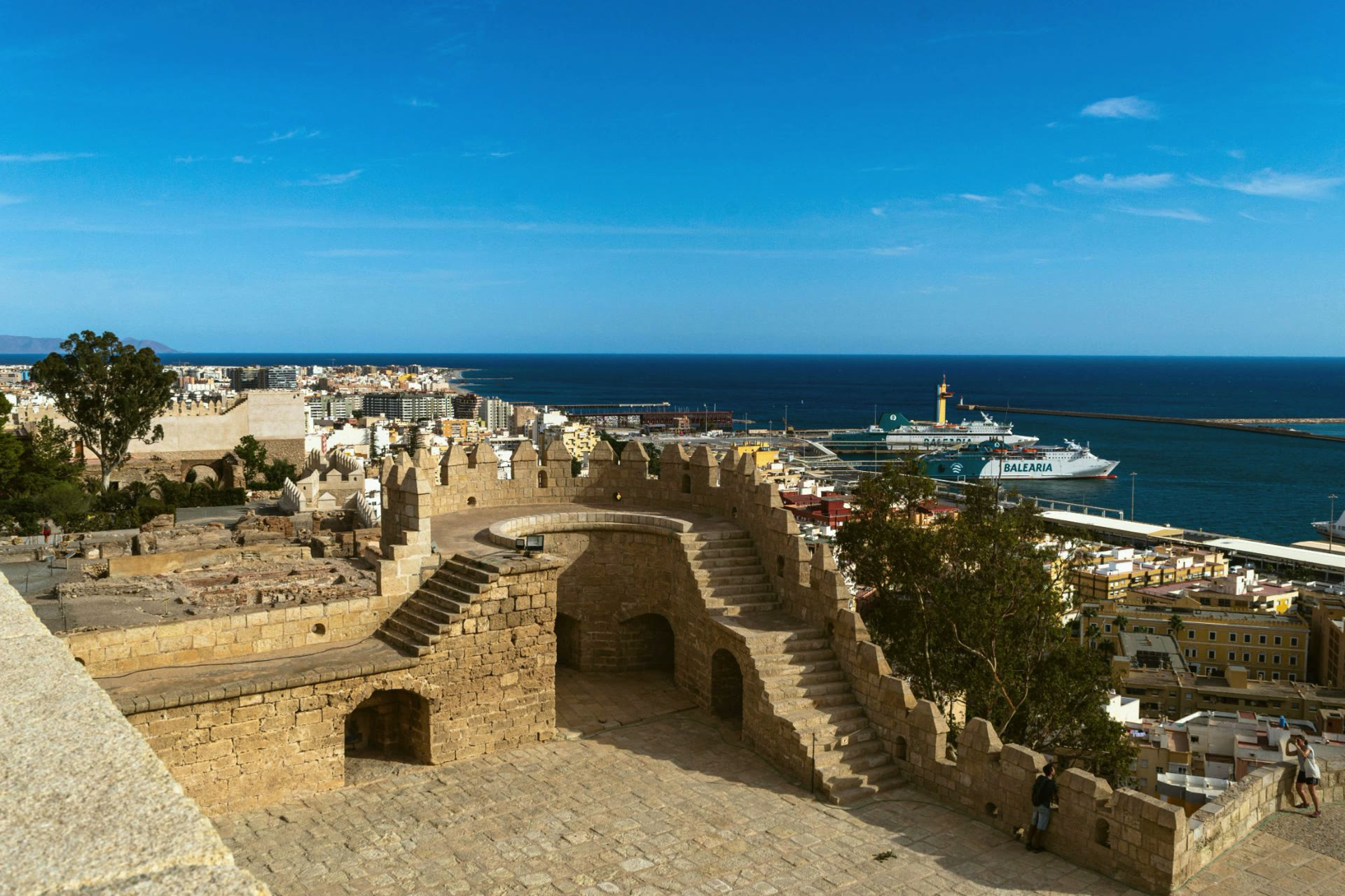 De Alcazaba van Almería, met de stad en de haven erachter