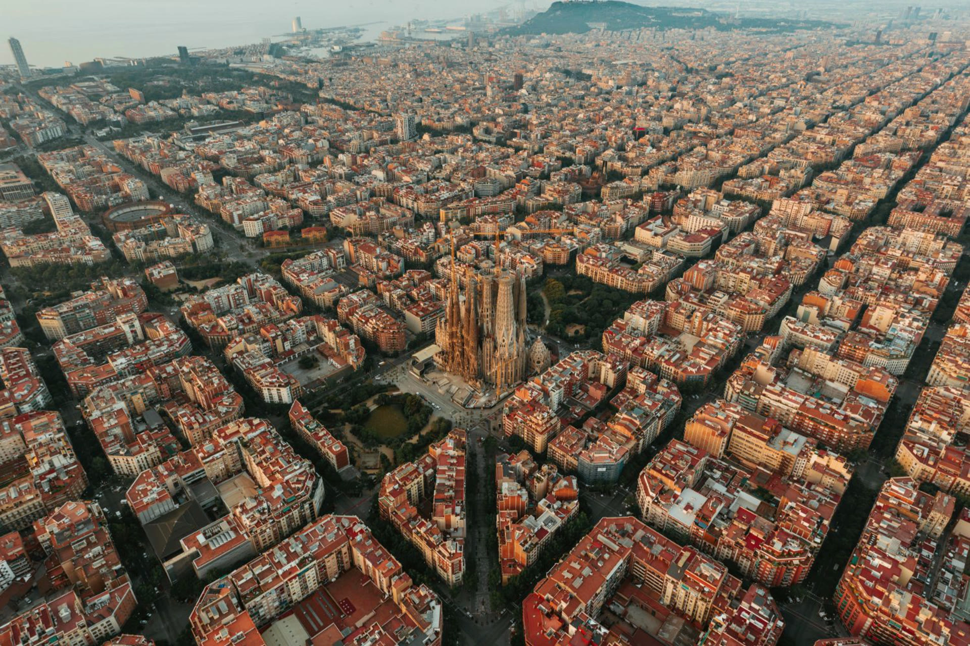 Het dambordpatroon van de Eixample in Barcelona, met de Sagrada Família