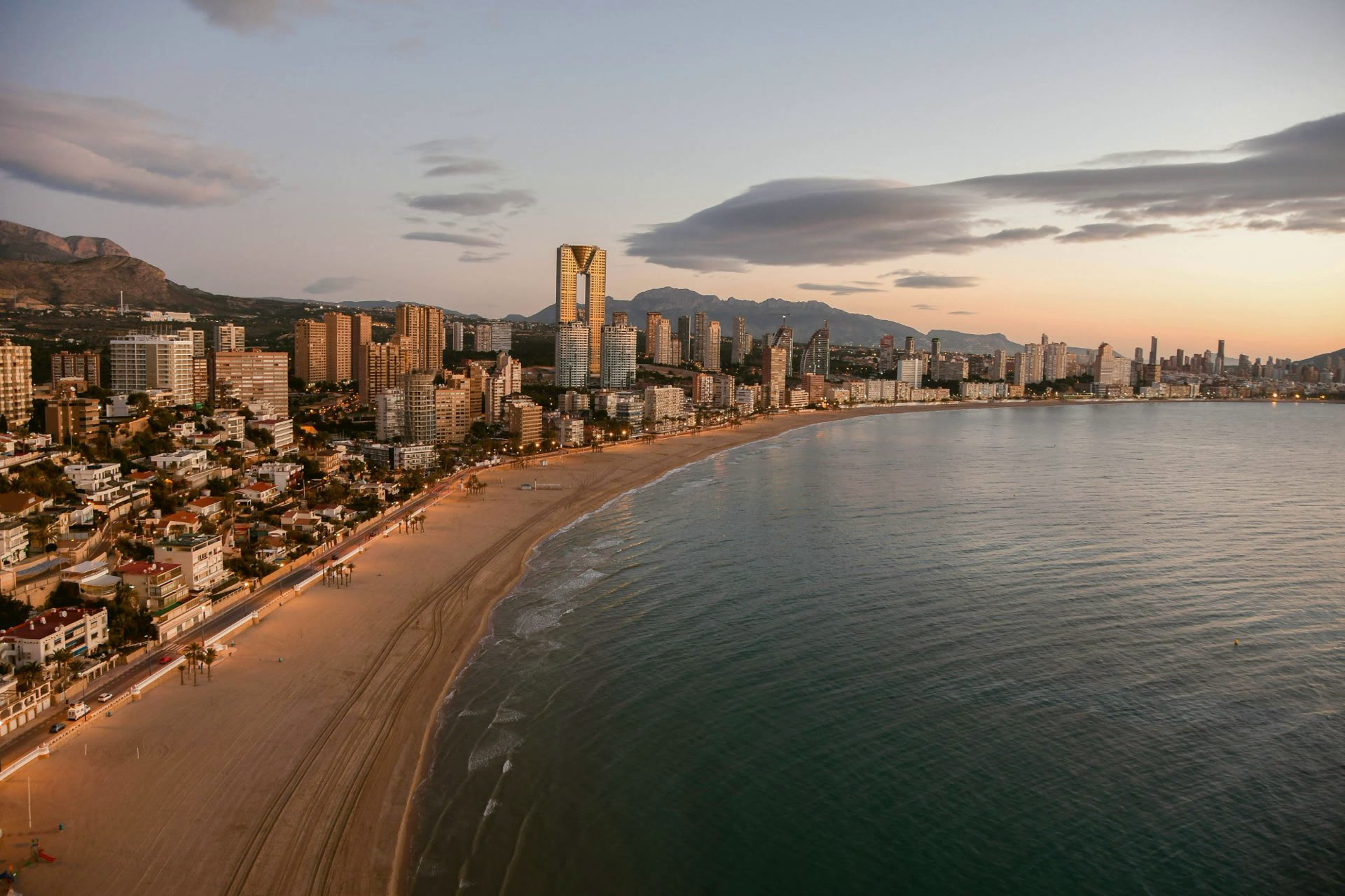 Benidorm aan de Costa Blanca bij zonsondergang, met het strand en de hoogbouw