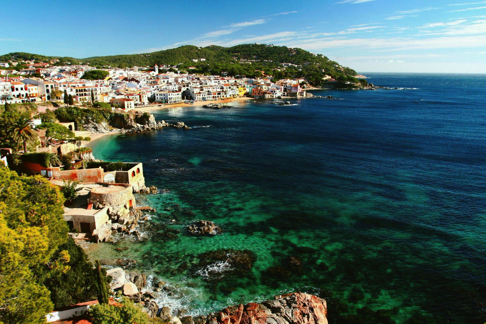 Calella de Palafrugell aan de Costa Brava, met de baai en het heldere water