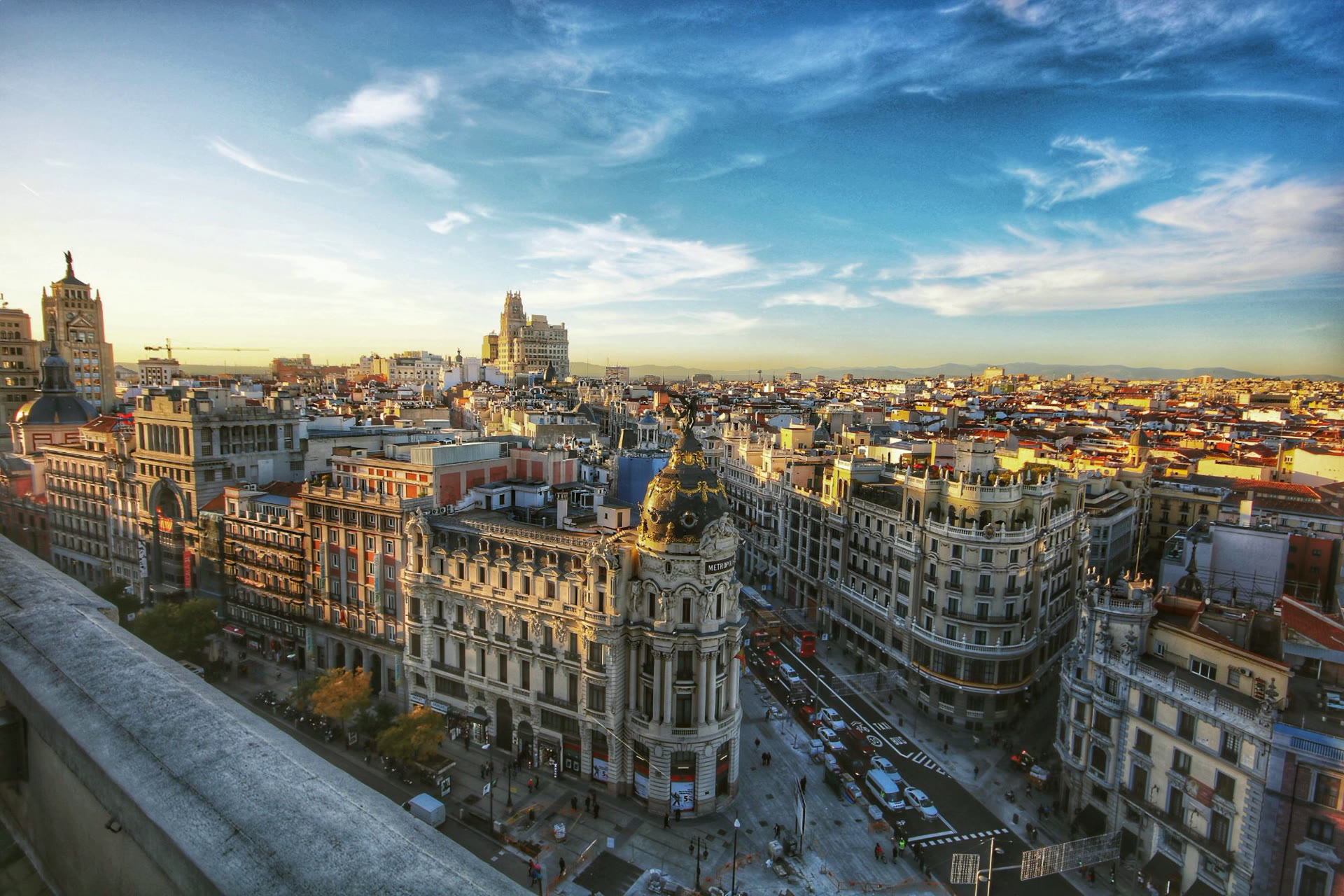 De Gran Vía in Madrid vanaf de daken, met het Metropolis-gebouw