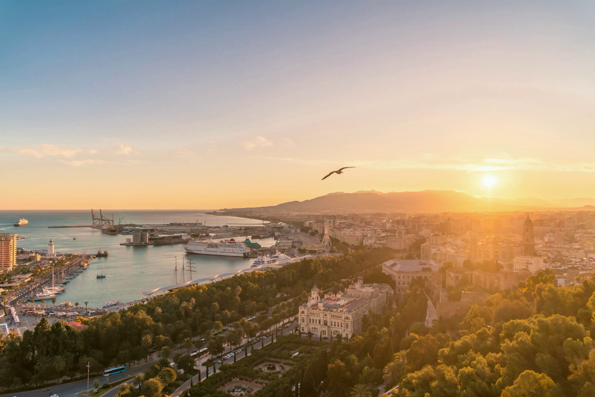 De haven en het centrum van Málaga bij zonsondergang, gezien vanaf de Gibralfaro