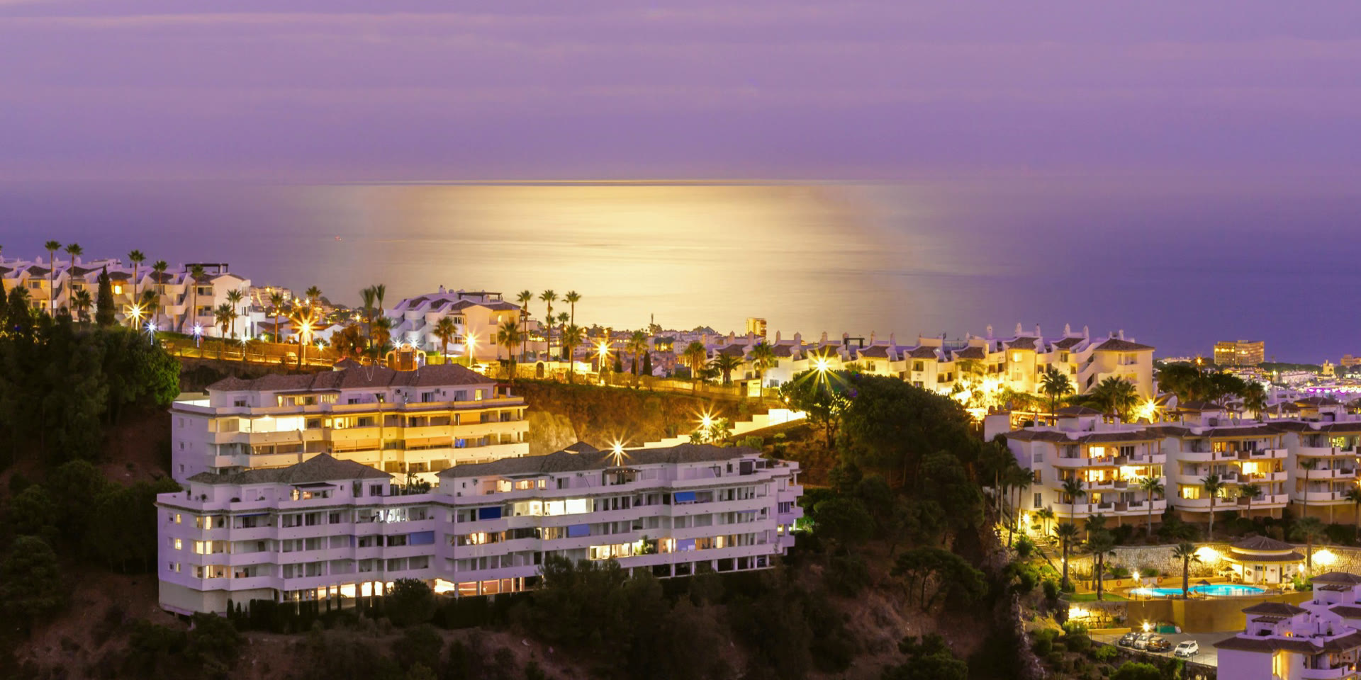 Avondlicht over de Costa del Sol, met appartementen op de heuvels boven zee