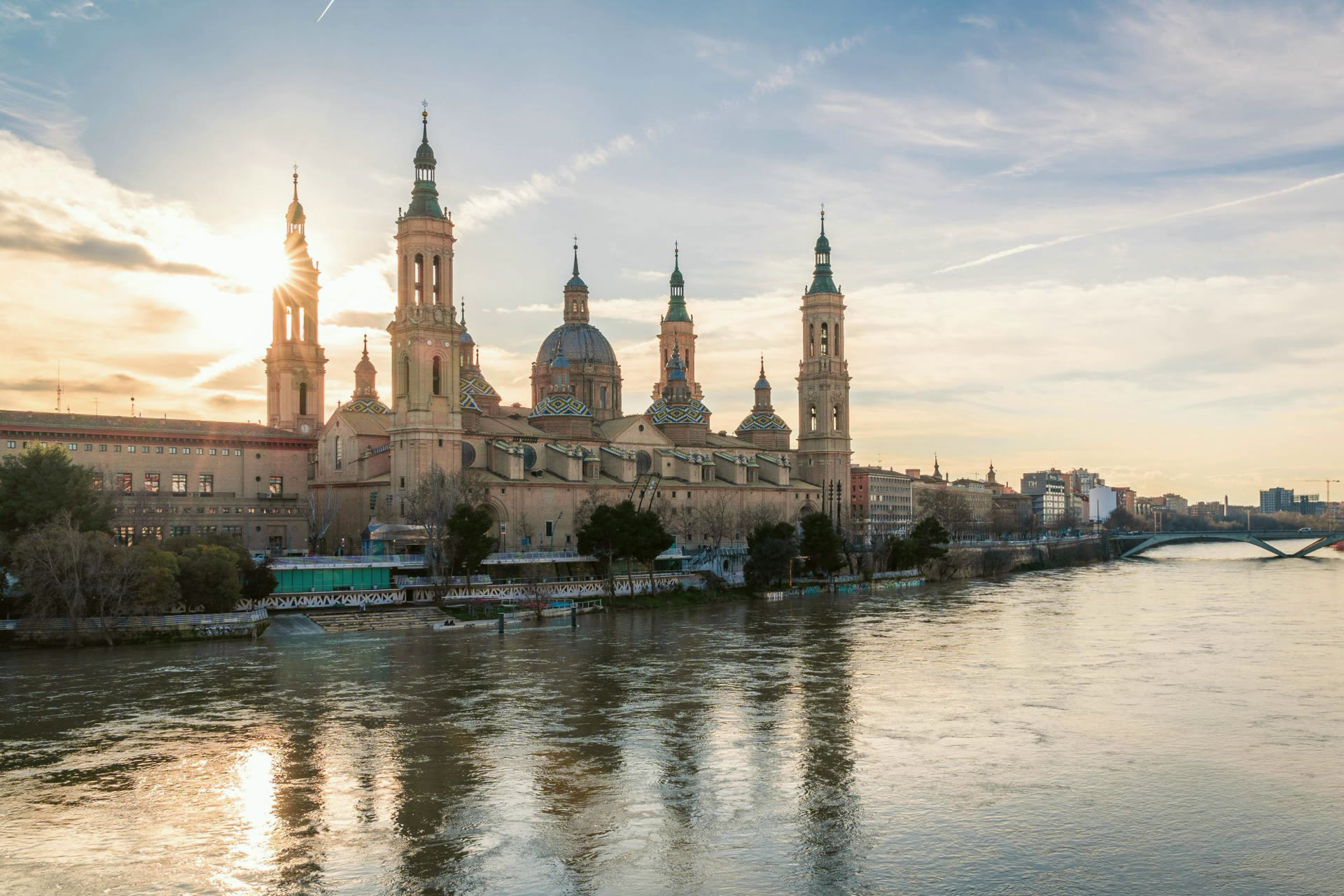 De Basílica del Pilar aan de Ebro in Zaragoza bij zonsondergang